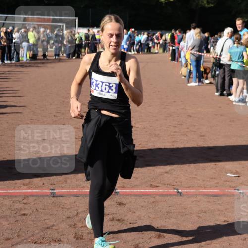 27.09.2026 - 35. Volkslauf durch das schöne Alstertal Strokosch-Dieckow http://msf.ph/oto/10584959 27.09.2026 11:33:04 Ziel 1426, 3276, 3363 meine-sportfotos.de