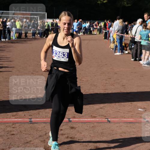 27.09.2026 - 35. Volkslauf durch das schöne Alstertal Strokosch-Dieckow http://msf.ph/oto/10584961 27.09.2026 11:33:04 Ziel 1426, 3276, 3363 meine-sportfotos.de