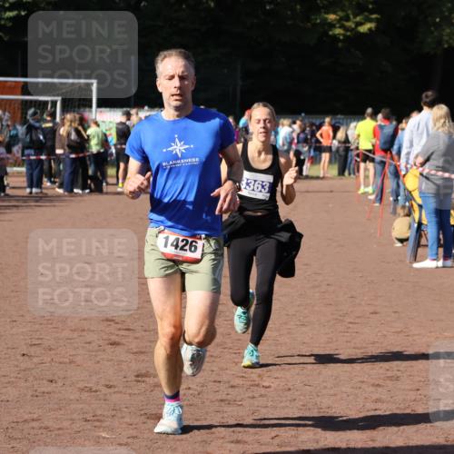 27.09.2026 - 35. Volkslauf durch das schöne Alstertal Strokosch-Dieckow http://msf.ph/oto/10584968 27.09.2026 11:33:02 Ziel 1426, 3276, 3363 meine-sportfotos.de