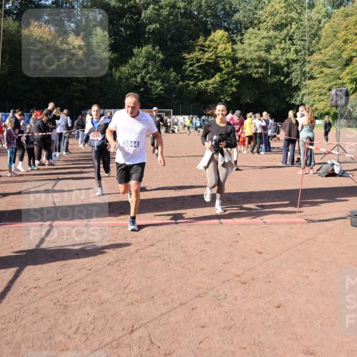 27.09.2026 - 35. Volkslauf durch das schöne Alstertal Strokosch-Dieckow http://msf.ph/oto/10584974 27.09.2026 11:50:12 Ziel 1449, 1515, 3043, 3044, 3193 meine-sportfotos.de