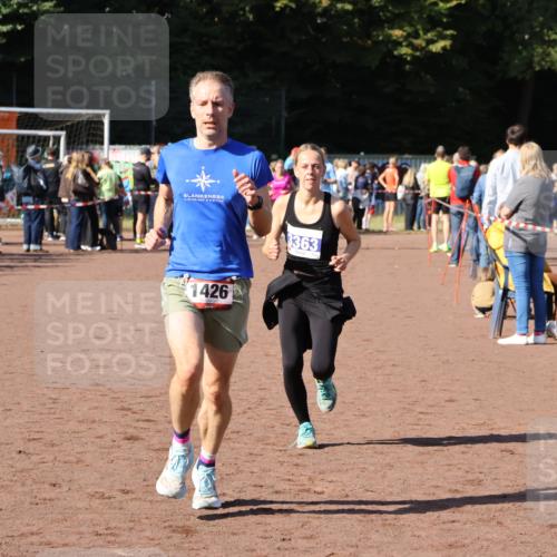 27.09.2026 - 35. Volkslauf durch das schöne Alstertal Strokosch-Dieckow http://msf.ph/oto/10584975 27.09.2026 11:33:01 Ziel 1426, 3276, 3363 meine-sportfotos.de