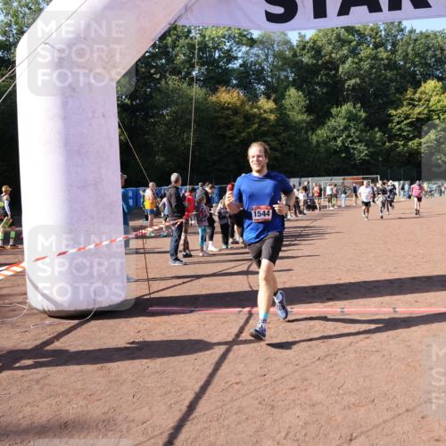 27.09.2026 - 35. Volkslauf durch das schöne Alstertal Strokosch-Dieckow http://msf.ph/oto/10585001 27.09.2026 11:50:07 Ziel 1449, 1515, 1544, 3043, 3044, 3193 meine-sportfotos.de