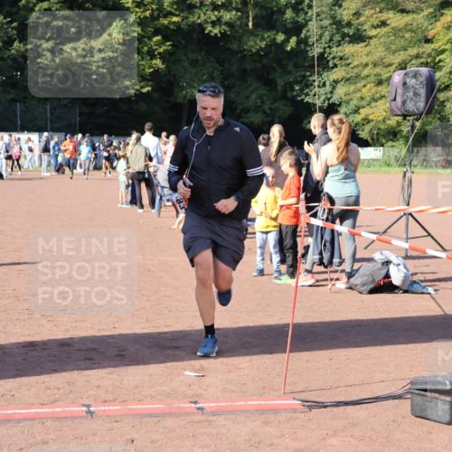 27.09.2026 - 35. Volkslauf durch das schöne Alstertal Strokosch-Dieckow http://msf.ph/oto/10585011 27.09.2026 11:48:43 Ziel 1483, 3301 meine-sportfotos.de