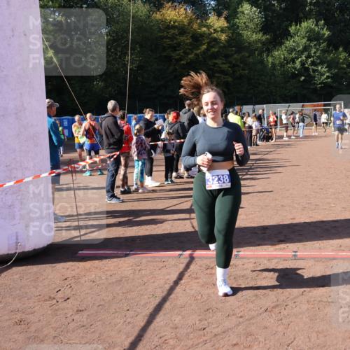 27.09.2026 - 35. Volkslauf durch das schöne Alstertal Strokosch-Dieckow http://msf.ph/oto/10585013 27.09.2026 11:50:02 Ziel 1544, 2422, 3156, 3238 meine-sportfotos.de