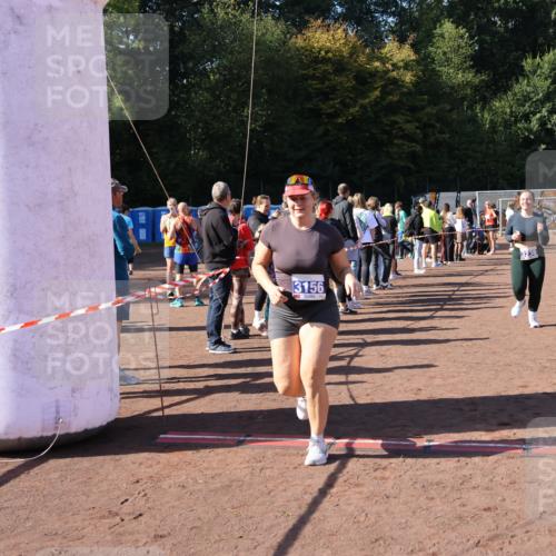27.09.2026 - 35. Volkslauf durch das schöne Alstertal Strokosch-Dieckow http://msf.ph/oto/10585046 27.09.2026 11:49:59 Ziel 1544, 2422, 3156, 3238 meine-sportfotos.de