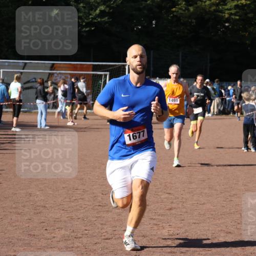 27.09.2026 - 35. Volkslauf durch das schöne Alstertal Strokosch-Dieckow http://msf.ph/oto/10585055 27.09.2026 11:48:29 Ziel 1491, 1677, 2438, 2980 meine-sportfotos.de