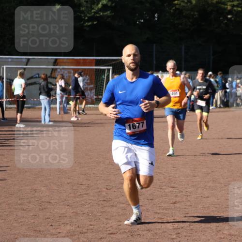 27.09.2026 - 35. Volkslauf durch das schöne Alstertal Strokosch-Dieckow http://msf.ph/oto/10585064 27.09.2026 11:48:29 Ziel 1491, 1677, 2438, 2980 meine-sportfotos.de