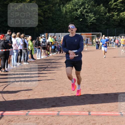 27.09.2026 - 35. Volkslauf durch das schöne Alstertal Strokosch-Dieckow http://msf.ph/oto/10585077 27.09.2026 11:48:25 Ziel 1491, 1677, 1701, 2438 meine-sportfotos.de