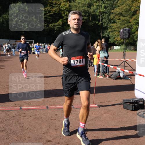 27.09.2026 - 35. Volkslauf durch das schöne Alstertal Strokosch-Dieckow http://msf.ph/oto/10585078 27.09.2026 11:48:24 Ziel 1677, 1701, 2438 meine-sportfotos.de