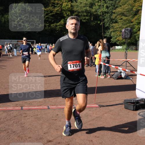 27.09.2026 - 35. Volkslauf durch das schöne Alstertal Strokosch-Dieckow http://msf.ph/oto/10585080 27.09.2026 11:48:24 Ziel 1677, 1701, 2438 meine-sportfotos.de