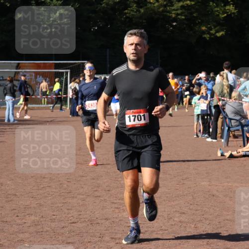 27.09.2026 - 35. Volkslauf durch das schöne Alstertal Strokosch-Dieckow http://msf.ph/oto/10585092 27.09.2026 11:48:23 Ziel 1677, 1701, 2438 meine-sportfotos.de