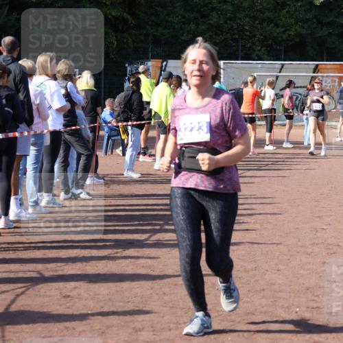 27.09.2026 - 35. Volkslauf durch das schöne Alstertal Strokosch-Dieckow http://msf.ph/oto/10585104 27.09.2026 11:49:49 Ziel 1506, 2033, 3223 meine-sportfotos.de