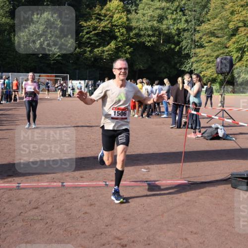 27.09.2026 - 35. Volkslauf durch das schöne Alstertal Strokosch-Dieckow http://msf.ph/oto/10585118 27.09.2026 11:49:47 Ziel 1506, 2033, 3223 meine-sportfotos.de
