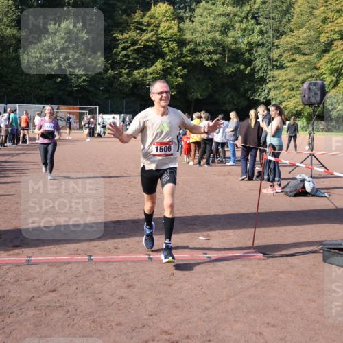 27.09.2026 - 35. Volkslauf durch das schöne Alstertal Strokosch-Dieckow http://msf.ph/oto/10585123 27.09.2026 11:49:47 Ziel 1506, 2033, 3223 meine-sportfotos.de