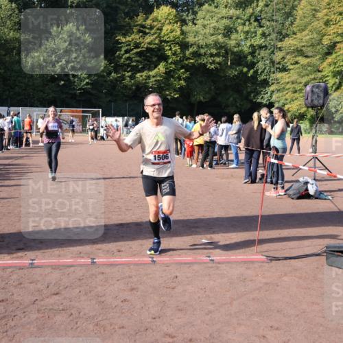 27.09.2026 - 35. Volkslauf durch das schöne Alstertal Strokosch-Dieckow http://msf.ph/oto/10585127 27.09.2026 11:49:47 Ziel 1506, 2033, 3223 meine-sportfotos.de