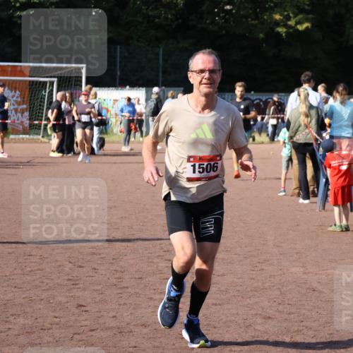 27.09.2026 - 35. Volkslauf durch das schöne Alstertal Strokosch-Dieckow http://msf.ph/oto/10585129 27.09.2026 11:49:46 Ziel 1506, 2033, 3223 meine-sportfotos.de