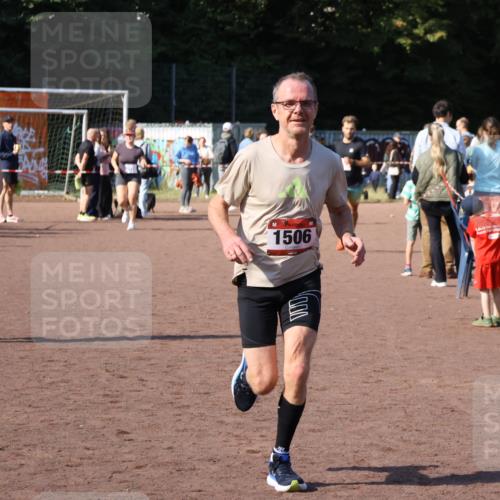 27.09.2026 - 35. Volkslauf durch das schöne Alstertal Strokosch-Dieckow http://msf.ph/oto/10585131 27.09.2026 11:49:46 Ziel 1506, 2033, 3223 meine-sportfotos.de