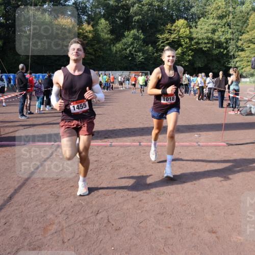27.09.2026 - 35. Volkslauf durch das schöne Alstertal Strokosch-Dieckow http://msf.ph/oto/10585315 27.09.2026 11:49:21 Ziel 1009, 1018, 1455, 1475, 1487, 1503, 3248 meine-sportfotos.de