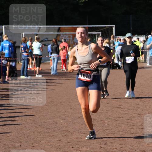 27.09.2026 - 35. Volkslauf durch das schöne Alstertal Strokosch-Dieckow http://msf.ph/oto/10585330 27.09.2026 11:47:06 Ziel 1010, 1473, 2101, 3392 meine-sportfotos.de