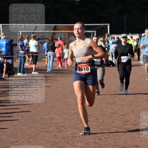 27.09.2026 - 35. Volkslauf durch das schöne Alstertal Strokosch-Dieckow http://msf.ph/oto/10585332 27.09.2026 11:47:06 Ziel 1010, 1473, 2101, 3392 meine-sportfotos.de