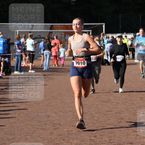 27.09.2026 - 35. Volkslauf durch das schöne Alstertal Strokosch-Dieckow http://msf.ph/oto/10585334 27.09.2026 11:47:05 Ziel 1010, 1473, 2101, 3392 meine-sportfotos.de