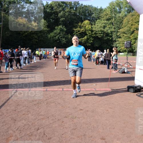 27.09.2026 - 35. Volkslauf durch das schöne Alstertal Strokosch-Dieckow http://msf.ph/oto/10585345 27.09.2026 11:49:18 Ziel 1009, 1018, 1455, 1475, 1503, 2982 meine-sportfotos.de