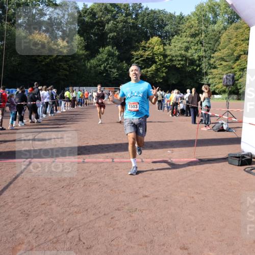 27.09.2026 - 35. Volkslauf durch das schöne Alstertal Strokosch-Dieckow http://msf.ph/oto/10585347 27.09.2026 11:49:18 Ziel 1009, 1018, 1455, 1475, 1503, 2982 meine-sportfotos.de