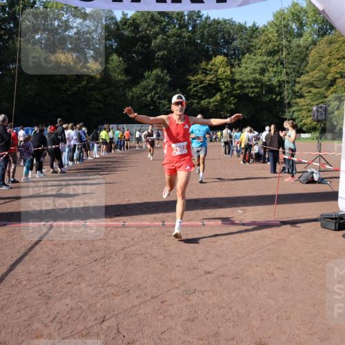 27.09.2026 - 35. Volkslauf durch das schöne Alstertal Strokosch-Dieckow http://msf.ph/oto/10585372 27.09.2026 11:49:16 Ziel 1018, 1455, 1503, 2982 meine-sportfotos.de
