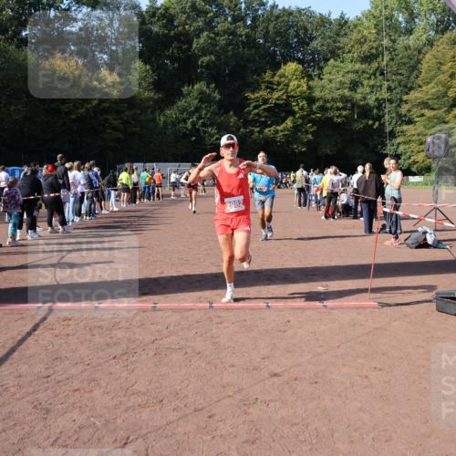 27.09.2026 - 35. Volkslauf durch das schöne Alstertal Strokosch-Dieckow http://msf.ph/oto/10585378 27.09.2026 11:49:16 Ziel 1018, 1455, 1503, 2982 meine-sportfotos.de