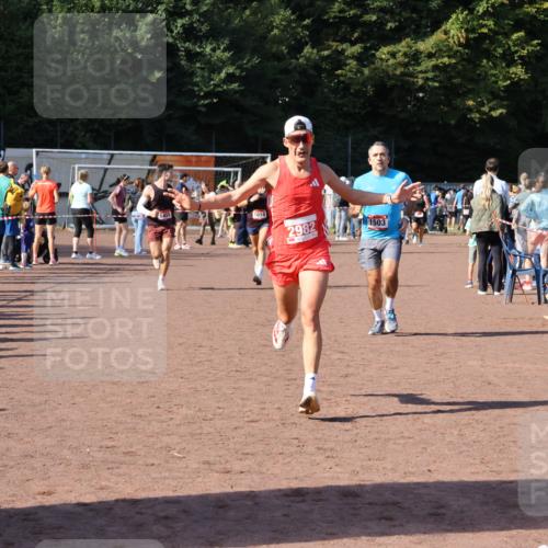 27.09.2026 - 35. Volkslauf durch das schöne Alstertal Strokosch-Dieckow http://msf.ph/oto/10585387 27.09.2026 11:49:15 Ziel 1018, 1455, 1503, 2982 meine-sportfotos.de
