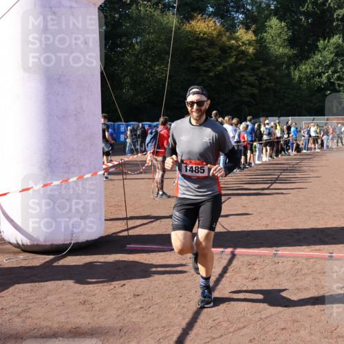 27.09.2026 - 35. Volkslauf durch das schöne Alstertal Strokosch-Dieckow http://msf.ph/oto/10585410 27.09.2026 11:46:45 Ziel 1485, 1505, 3161 meine-sportfotos.de