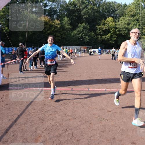 27.09.2026 - 35. Volkslauf durch das schöne Alstertal Strokosch-Dieckow http://msf.ph/oto/10585422 27.09.2026 11:49:04 Ziel 1462, 1482, 1484 meine-sportfotos.de