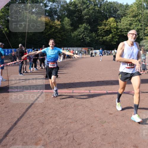 27.09.2026 - 35. Volkslauf durch das schöne Alstertal Strokosch-Dieckow http://msf.ph/oto/10585424 27.09.2026 11:49:03 Ziel 1462, 1482, 1484 meine-sportfotos.de