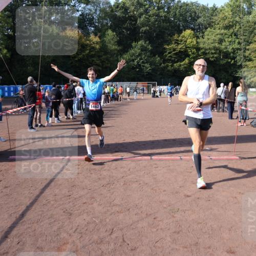 27.09.2026 - 35. Volkslauf durch das schöne Alstertal Strokosch-Dieckow http://msf.ph/oto/10585434 27.09.2026 11:49:03 Ziel 1462, 1482, 1484 meine-sportfotos.de