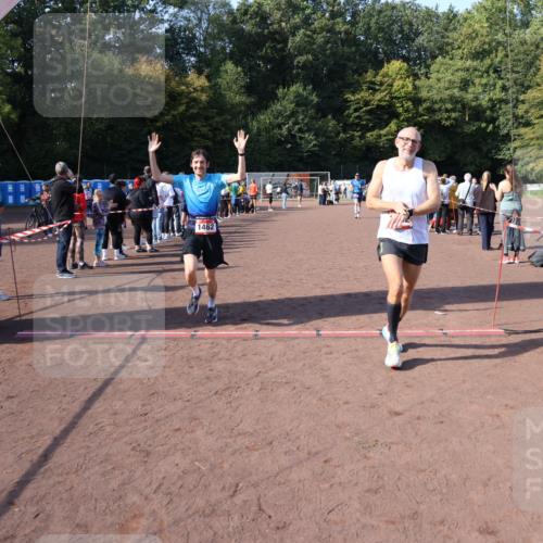 27.09.2026 - 35. Volkslauf durch das schöne Alstertal Strokosch-Dieckow http://msf.ph/oto/10585438 27.09.2026 11:49:03 Ziel 1462, 1482, 1484 meine-sportfotos.de