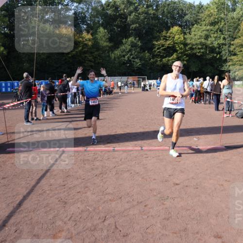 27.09.2026 - 35. Volkslauf durch das schöne Alstertal Strokosch-Dieckow http://msf.ph/oto/10585443 27.09.2026 11:49:03 Ziel 1462, 1482, 1484 meine-sportfotos.de
