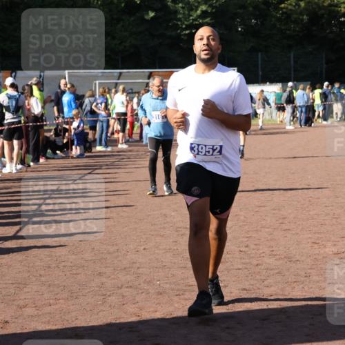 27.09.2026 - 35. Volkslauf durch das schöne Alstertal Strokosch-Dieckow http://msf.ph/oto/10585452 27.09.2026 11:46:37 Ziel 1485, 2215, 3070, 3073, 3161, 3952 meine-sportfotos.de