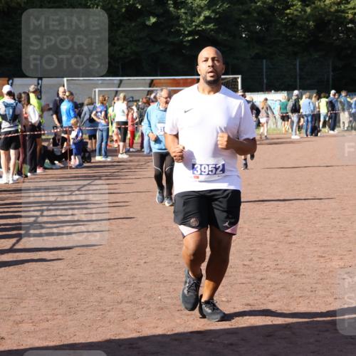 27.09.2026 - 35. Volkslauf durch das schöne Alstertal Strokosch-Dieckow http://msf.ph/oto/10585457 27.09.2026 11:46:37 Ziel 1485, 2215, 3070, 3073, 3161, 3952 meine-sportfotos.de