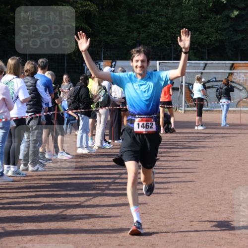 27.09.2026 - 35. Volkslauf durch das schöne Alstertal Strokosch-Dieckow http://msf.ph/oto/10585459 27.09.2026 11:49:02 Ziel 1462, 1482, 1484, 3362, 3998 meine-sportfotos.de