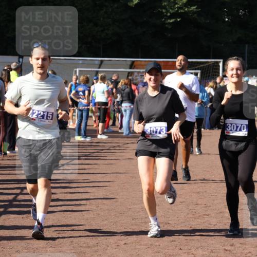 27.09.2026 - 35. Volkslauf durch das schöne Alstertal Strokosch-Dieckow http://msf.ph/oto/10585486 27.09.2026 11:46:32 Ziel 2215, 3070, 3073, 3952 meine-sportfotos.de