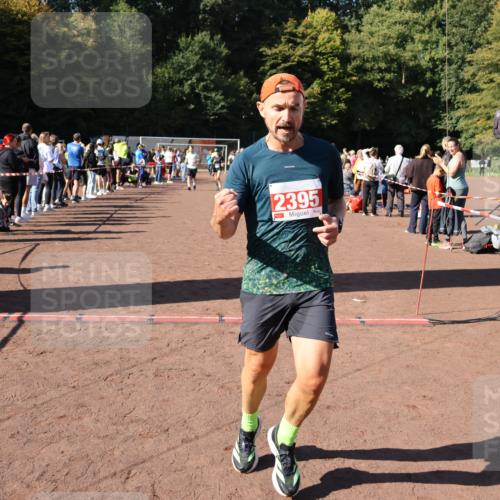 27.09.2026 - 35. Volkslauf durch das schöne Alstertal Strokosch-Dieckow http://msf.ph/oto/10585496 27.09.2026 11:46:26 Ziel 2215, 2395, 3070, 3073 meine-sportfotos.de