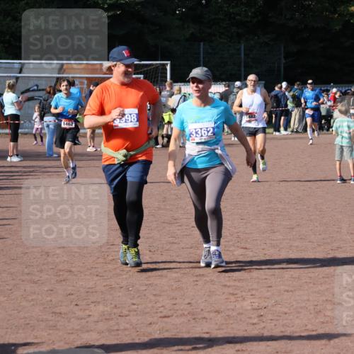27.09.2026 - 35. Volkslauf durch das schöne Alstertal Strokosch-Dieckow http://msf.ph/oto/10585503 27.09.2026 11:48:56 Ziel 1462, 1466, 1482, 3362, 3998 meine-sportfotos.de