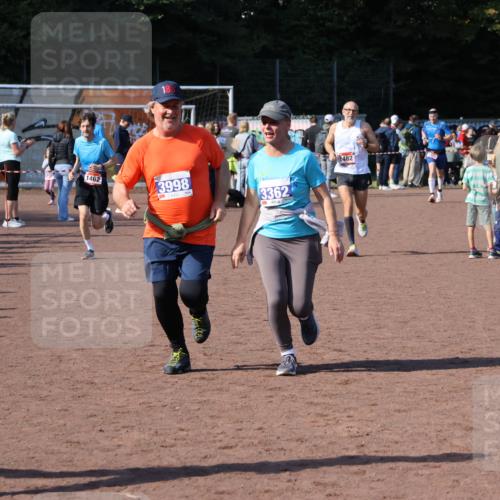 27.09.2026 - 35. Volkslauf durch das schöne Alstertal Strokosch-Dieckow http://msf.ph/oto/10585507 27.09.2026 11:48:56 Ziel 1462, 1466, 1482, 3362, 3998 meine-sportfotos.de