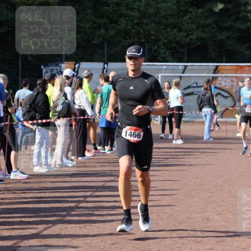 27.09.2026 - 35. Volkslauf durch das schöne Alstertal Strokosch-Dieckow http://msf.ph/oto/10585512 27.09.2026 11:48:55 Ziel 1462, 1466, 1482, 3362, 3998 meine-sportfotos.de