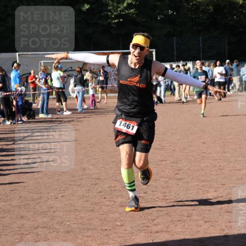 27.09.2026 - 35. Volkslauf durch das schöne Alstertal Strokosch-Dieckow http://msf.ph/oto/10585552 27.09.2026 11:46:19 Ziel 1461, 1467, 2395 meine-sportfotos.de