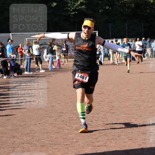 27.09.2026 - 35. Volkslauf durch das schöne Alstertal Strokosch-Dieckow http://msf.ph/oto/10585553 27.09.2026 11:46:19 Ziel 1461, 1467, 2395 meine-sportfotos.de