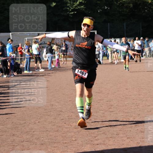 27.09.2026 - 35. Volkslauf durch das schöne Alstertal Strokosch-Dieckow http://msf.ph/oto/10585554 27.09.2026 11:46:19 Ziel 1461, 1467, 2395 meine-sportfotos.de