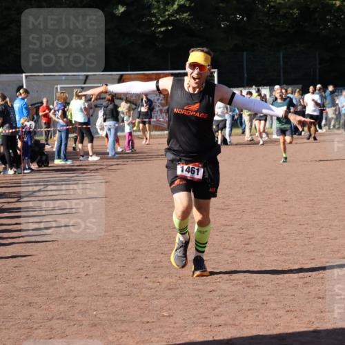 27.09.2026 - 35. Volkslauf durch das schöne Alstertal Strokosch-Dieckow http://msf.ph/oto/10585556 27.09.2026 11:46:19 Ziel 1461, 1467, 2395 meine-sportfotos.de