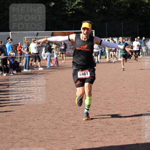 27.09.2026 - 35. Volkslauf durch das schöne Alstertal Strokosch-Dieckow http://msf.ph/oto/10585557 27.09.2026 11:46:19 Ziel 1461, 1467, 2395 meine-sportfotos.de
