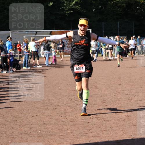 27.09.2026 - 35. Volkslauf durch das schöne Alstertal Strokosch-Dieckow http://msf.ph/oto/10585558 27.09.2026 11:46:19 Ziel 1461, 1467, 2395 meine-sportfotos.de